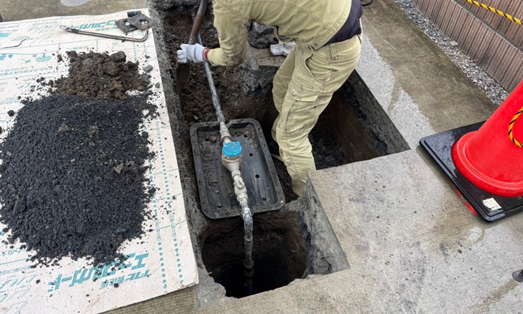 水道管の切りまわし工事の様子